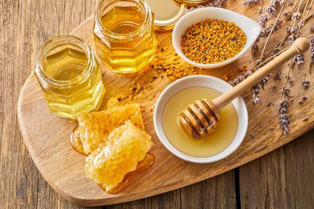 Honig in Gläsern und Schalen auf einem Tisch